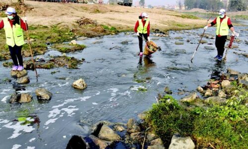 तीनकुने क्षेत्रको बागमतीबाट एक ‘मेट्रिक टन’ फोहर व्यवस्थापन