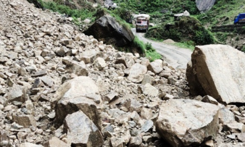 सुक्खा पहिरो खस्दा पृथ्वी राजमार्ग अवरुद्ध