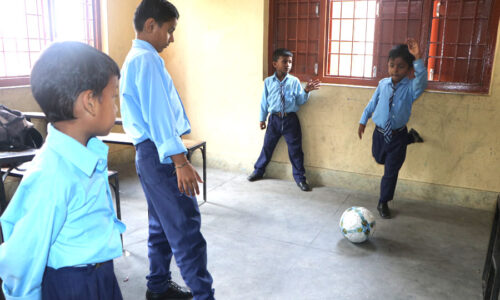 सहरका विद्यार्थीका दुःख : खेलमैदान छैन, कक्षाकोठाभित्रै घुम्छ फुटबल