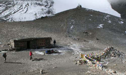 थोराङ्ला भञ्ज्याङमा लेक लागेर  एक नेपाली पर्यटकको मृत्यु