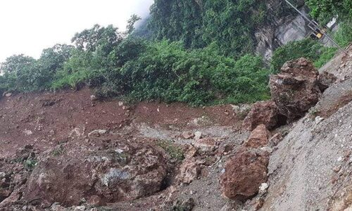 एक सातादेखि अवरुद्ध बुद्धसिंह मार्गमा पहिरा पन्छाइँदै