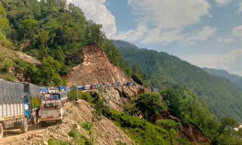 कर्णाली राजमार्ग पुनः अवरुद्ध , सवारीसाधनका यात्री अलपत्रमा