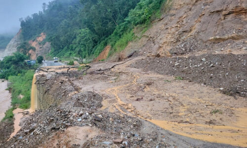 पहिराका कारण तनहुँका विभिन्न ठाउँमा सडक अवरुद्ध