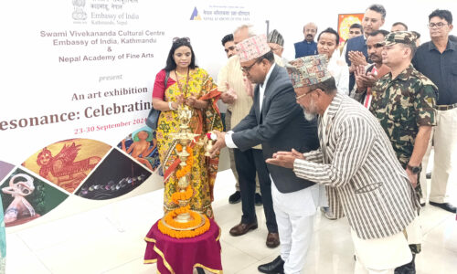 संस्कृतिमन्त्री पाण्डे र भारतीय राजदूतद्वारा कला प्रदर्शनी अवलोकन