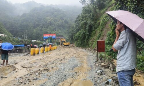 नागढुङ्गाको नागमन्दिरमा पहिरो, यातायात पूर्ण अवरुद्ध