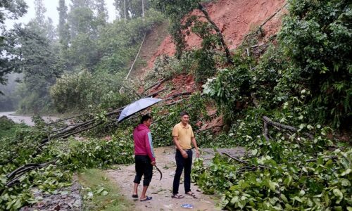 धादिङबेसी मलेखु सडकको दुई ठाउँमा पहिरो, सवारी आवागमन ठप्प