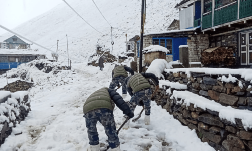 उत्तरी गोरखाको साम्दोमा हिमपात, रोकिए पर्यटक