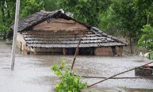 बाढी पसेको क्षेत्रका कच्ची घरहरू  माटो गलेर घर भत्किन थाले