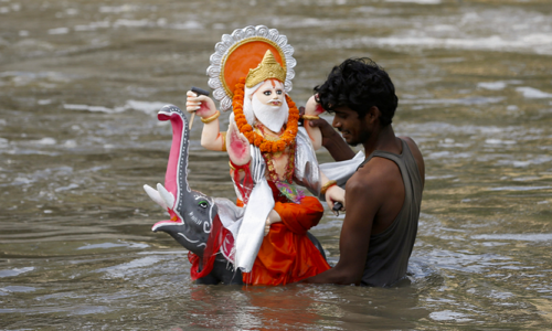 तीर्थस्थलमा विश्वकर्माको  प्रतिमा सेलाउन थालियो