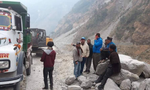 पहिरोले स्याफ्रु–रसुवागढी खण्ड अवरुद्ध, यात्रु र सवारीसाधन बाटोमै रोकिए