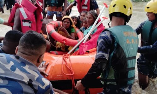 सर्लाहीमा सशस्त्र प्रहरीद्वारा बाढीमा फसेका १० जनाको उद्धार