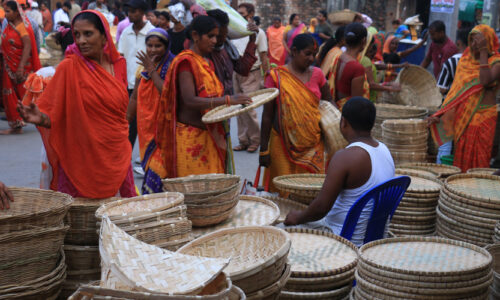 छठ पर्वका लागि महोत्तरीका डोम समुदायलाई बाँसका भाँडाकुँडा बनाउन भ्याइनभ्याइ