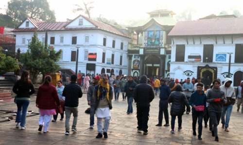 पशुपतिनाथ मन्दिरमा भक्तजन, सतबीज र फूल (फोटोफिचर)