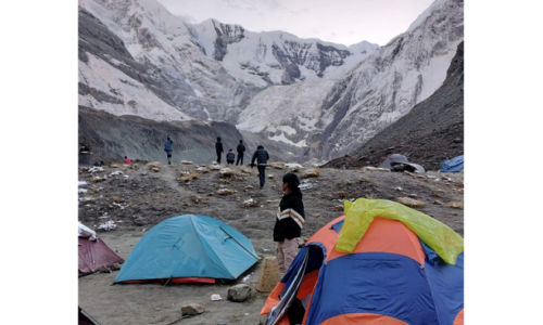 अन्नपूर्ण आधार शिविर : पर्यटकसँगै फोहरको चुनौती