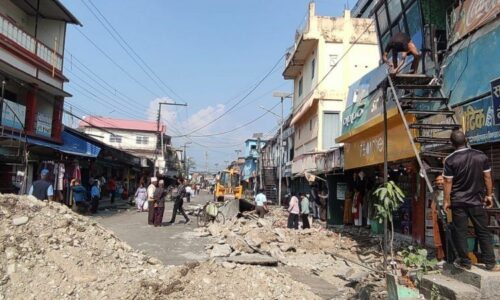 धुलाबारीमा अतिक्रमित संरचना हटाउँदै मेचीनगर