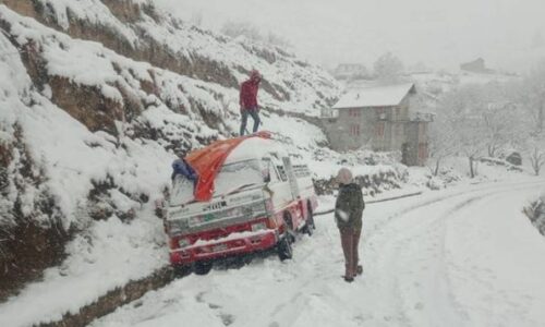 हिउँ जमेपछि कर्णाली राजमार्गको सातमोडमा सडक अवरुद्ध,यात्रु बीच सडकमै अलपत्र