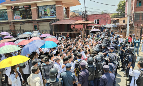 आवासीय चिकित्सक भन्छन्ः श्रमको मूल्य नपाउँदा काम गर्ने मनोबल नै घटेको छ