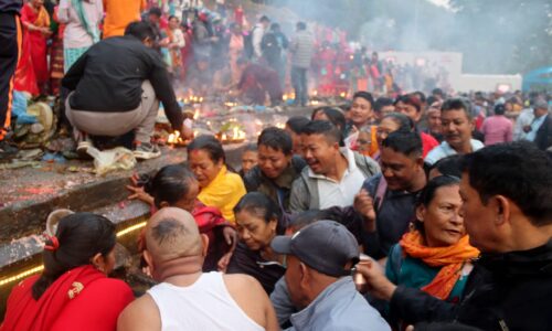 मातातीर्थमा बिहानैदेखि दर्शन गर्ने भक्तजनको घुइँचो