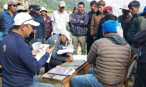 सीमा क्षेत्रमा पुगेर  हुम्ला प्रशासनले दियो चीन जान अस्थायी पास वितरण