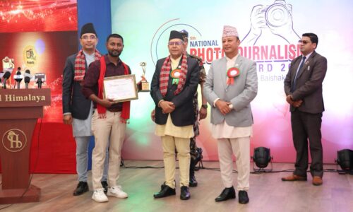 पोखराका प्रेम थापालाई गण्डकी उत्कृष्ट फोटो पत्रकारिता अवार्ड