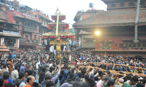 विश्वप्रसिद्ध बिस्काः जात्रा भैरवको रथ वंशगोपाल पुगेर फर्काउँदै