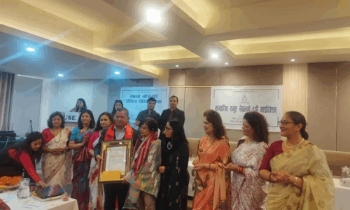 सञ्चारिका अग्रणी सम्मान पत्रकारद्वय अधिकारी र लोहनीलाई
