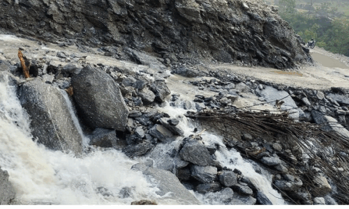 पहिरोले अवरुद्ध उत्तर दक्षिण कोशी राजमार्ग १० घण्टापछि सञ्चालन