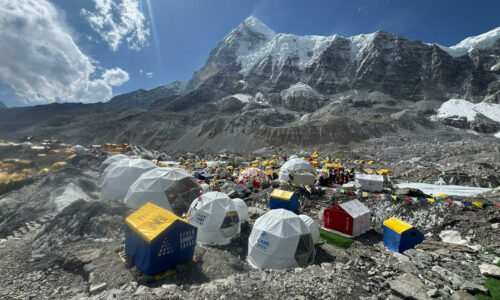आरोहीको भीडले गुलजार छ सगरमाथा आधारशिविर